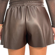 PANTALONES CORTOS DE CUERO ECOLÓGICO